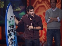 Taylor Lautner nuevamente recibe otro premio